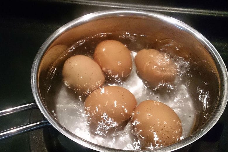 Cho giấm vào khi luộc trứng